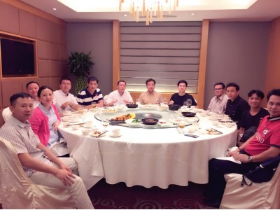 公司員工與國(guó)外客戶親如一家